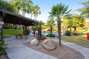 Property grounds - Pristine condo with a putting green, two pools, hot tub, & fitness room (Phoenix)