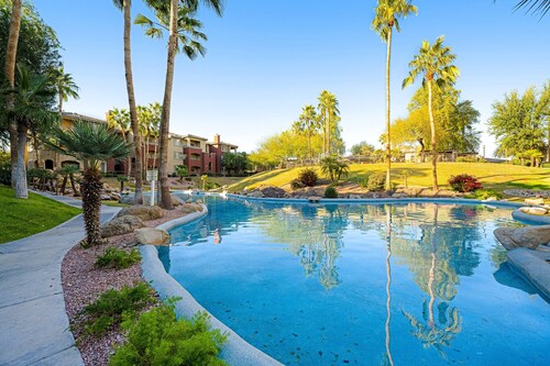 Pristine condo with a putting green, two pools, hot tub, & fitness room