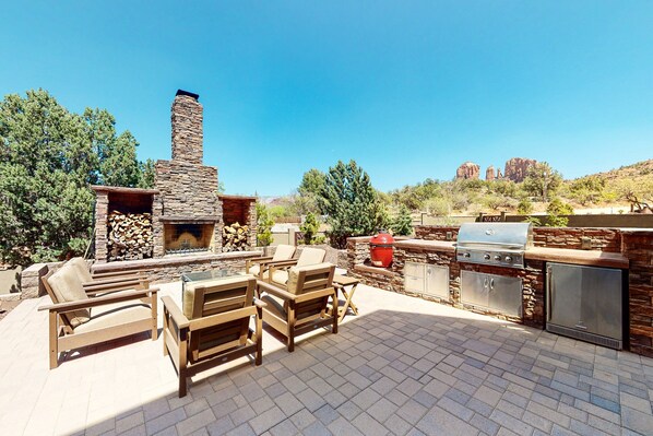Terrace/patio - Custom luxury home with Cathedral Rock views, outdoor living, hot tub, & firepit (Sedona)