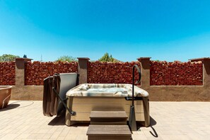 Outdoor spa tub - Custom luxury home with Cathedral Rock views, outdoor living, hot tub, & firepit (Sedona)