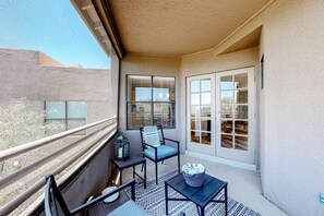Property grounds - Sunlit condo with central AC, W/D, pools, hot tubs & fitness area (Tucson)