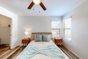 2 bedrooms, iron/ironing board, free WiFi, bed sheets - Sunlit condo with central AC, W/D, pools, hot tubs & fitness area (Tucson)