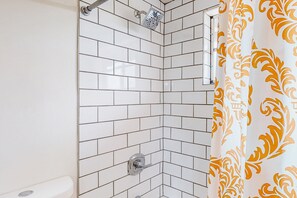 Shower, hair dryer, towels - Modern Dog-Friendly SW Retreat w/ Covered Parking & Pastries Delivered To You!!! (Tucson)
