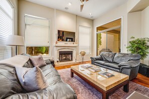 Ein modernes Wohnzimmer mit Kamin, Ledersofas und einem Couchtisch.