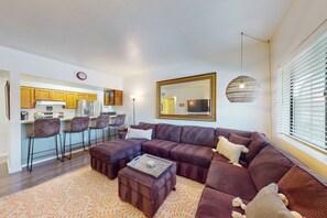 Smart TV - Classic condo with a balcony, washer/dryer, central AC, pool (Tucson)