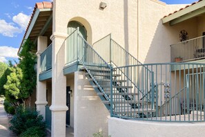 Exterior - Classic condo with a balcony, washer/dryer, central AC, pool (Tucson)