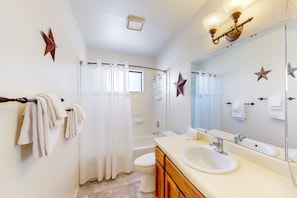 Shower, hair dryer, towels - Classic condo with a balcony, washer/dryer, central AC, pool (Tucson)