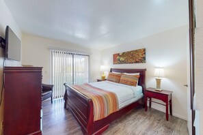 2 bedrooms, desk, iron/ironing board, free WiFi - Classic condo with a balcony, washer/dryer, central AC, pool (Tucson)