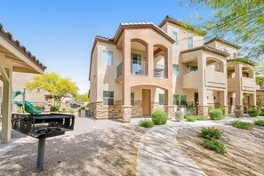 Exterior - Spacious townhouse with fast WiFi, central AC, washer/dryer, pool, & hot tub (Mesa)