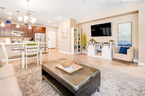 Interior - Spacious townhouse with fast WiFi, central AC, washer/dryer, pool, & hot tub (Mesa)