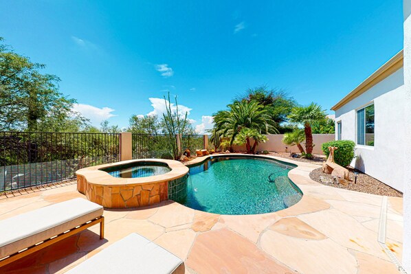A heated pool - Delightful home with backyard oasis - private pool with spa, cozy patio (Marana)