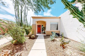 Exterior - Delightful home with backyard oasis - private pool with spa, cozy patio (Marana)