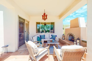 Terrace/patio - Delightful home with backyard oasis - private pool with spa, cozy patio (Marana)