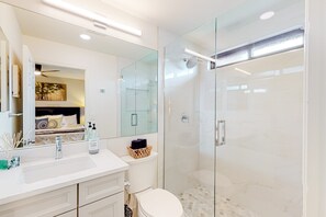 Shower, hair dryer, towels - Sunny South Tempe gem with enclosed yard, covered lanai, grill, & washer/dryer (Tempe)