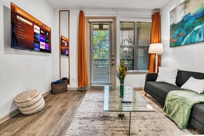 Living area - Cozy 1BR apartment in Frisco, Off of Dallas North Tollway. The Star! (Frisco)