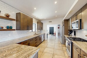 Fridge, microwave, oven, stovetop - Gorgeous private home w/ private pool & hot tub, large yard & amazing views (Tucson)
