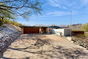 Exterior - Gorgeous private home w/ private pool & hot tub, large yard & amazing views (Tucson)