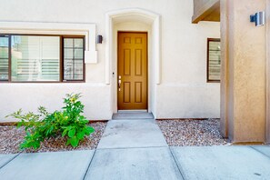 Exterior detail - Dog-friendly condo with pool, washer/dryer - riverwalk path to restaurants (Tucson)