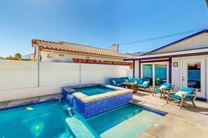 A heated pool - Beautiful Home with private pool & spa stunning mountain views (La Quinta)