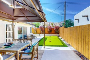 Outdoor dining - Beautiful Home with private pool & spa stunning mountain views (La Quinta)