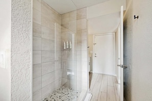 Dusche, Haartrockner, Handtücher