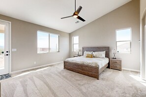 3 bedrooms, desk, free WiFi, bed sheets - Modern marble beauty with mountain views, fireplace, patio & great location (Scottsdale)