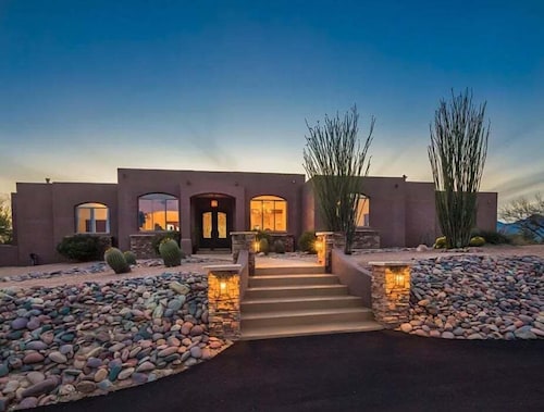 Beautiful mountain view oasis with gourmet kitchen & community pool