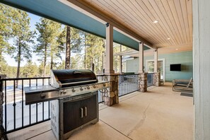 Terrace/patio - Superb nature retreat with private hot tub, fireplace & games - near golf (Flagstaff)