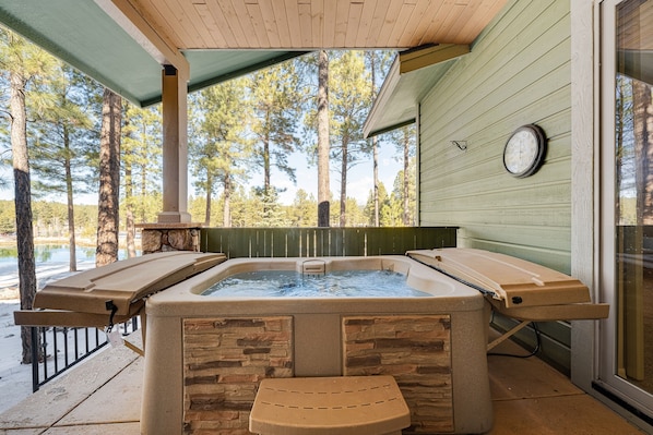 Outdoor spa tub - Superb nature retreat with private hot tub, fireplace & games - near golf (Flagstaff)