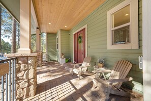 Terrace/patio - Superb nature retreat with private hot tub, fireplace & games - near golf (Flagstaff)