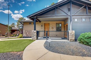 Exterior - Luxury home on the fairway with deck, fire pit, bbq grill (Show Low)