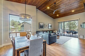 Smart TV, fireplace - Luxury home on the fairway with deck, fire pit, bbq grill (Show Low)