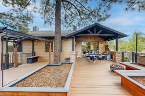 Outdoor dining - Luxury home on the fairway with deck, fire pit, bbq grill (Show Low)