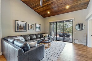 Smart TV, fireplace - Luxury home on the fairway with deck, fire pit, bbq grill (Show Low)