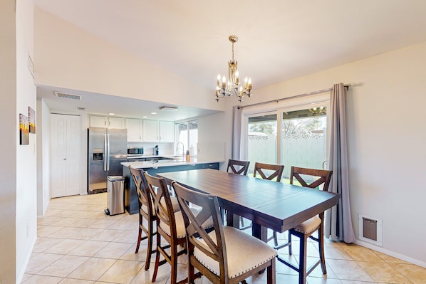 Dining - Bellair townhome with golf course views, outdoor entertaining & fireplace (Glendale)