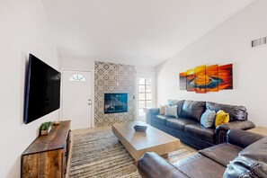 Smart TV, fireplace - Bellair townhome with golf course views, outdoor entertaining & fireplace (Glendale)