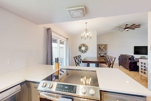 Interior - Bellair townhome with golf course views, outdoor entertaining & fireplace (Glendale)