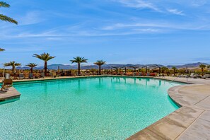 A heated pool - Bright desert oasis  w/hot tub & grill - shared pool & tennis in  55+ community (Rancho Mirage)