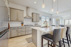 Fridge, microwave, oven, stovetop - Bright desert oasis  w/hot tub & grill - shared pool & tennis in  55+ community (Rancho Mirage)
