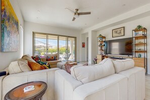 Smart TV, ping pong, books - Bright desert oasis  w/hot tub & grill - shared pool & tennis in  55+ community (Rancho Mirage)