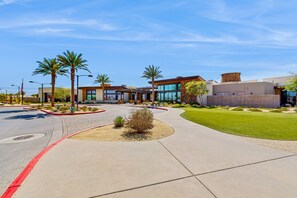 Property grounds - Bright desert oasis  w/hot tub & grill - shared pool & tennis in  55+ community (Rancho Mirage)