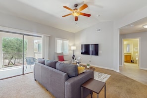 Smart TV, books - Scottsdale Serenity: Your Stylish Desert Retreat with Stunning Views and Endless (Scottsdale)