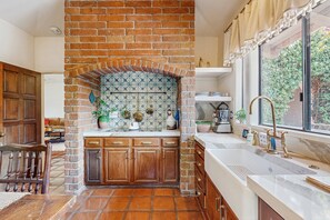 Fridge, microwave, oven, stovetop - Play All Day, Relax All Night – Your La Quinta Getaway Awaits! Dog Friendly (La Quinta)