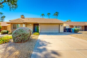 Exterior - Desert Sun, Sparkling Pool, Hot Tub, Welcome to Your Scottsdale Oasis! (Scottsdale)