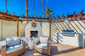 Terrace/patio - Desert Sun, Sparkling Pool, Hot Tub, Welcome to Your Scottsdale Oasis! (Scottsdale)