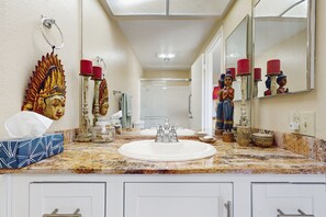 Shower, hair dryer, towels - Charming Palm Springs Condo with Breathtaking Views & Resort-Style Comforts. (Palm Springs)
