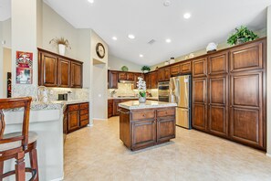 Fridge, microwave, oven, stovetop - Elegant dog-friendly home on the golf course with private pool & spa (Cathedral City)