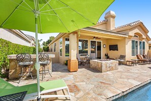 Outdoor dining - Elegant dog-friendly home on the golf course with private pool & spa (Cathedral City)