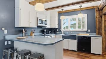 House, Multiple Beds, Patio, Garden View (Salt Meadow Farm) | Private kitchen