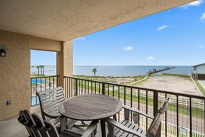 Outdoor dining - Windward 312 at Laguna Reef - Bay Views (Rockport)